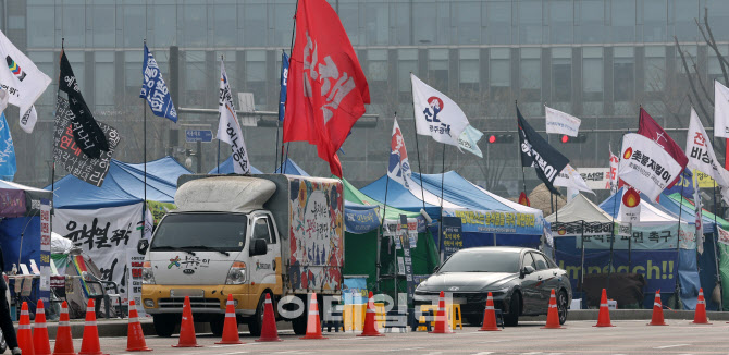 광화문 앞 줄지어 설치된 '尹 탄핵 촉구 농성 천막'                                                                                                                                        
