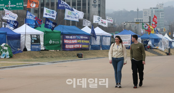 '尹 탄핵 촉구 농성 천막' 신기한 듯 바라보는 외국인                                                                                                                                      