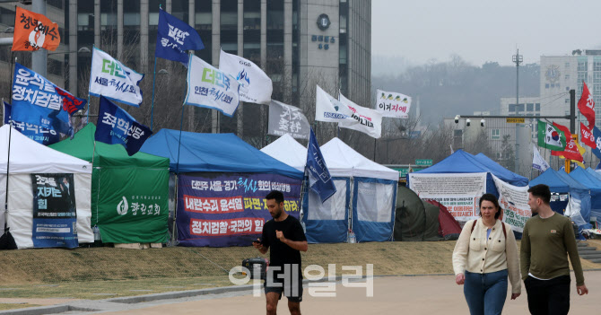 '윤석열 탄핵 촉구 농성 천막' 신기한 듯 바라보는 외국인                                                                                                                                  