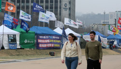 [포토]대한민국 대표 관광지  경복궁 앞 줄지어 들어선 불법 천막                                                                                                                                           