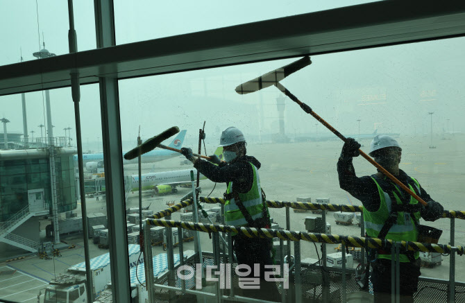 인천공항, '봄맞이 외벽 청소 실시'                                                                                                                                                       