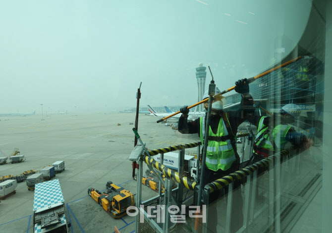 인천공항, '외벽도 깨끗하게'                                                                                                                                                             