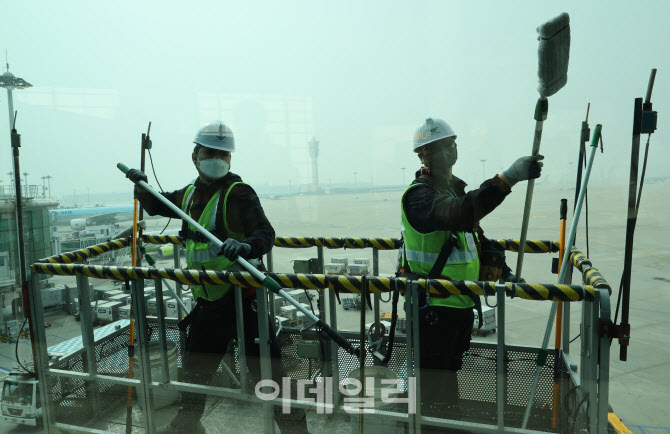 인천공항, '봄맞이 외벽 청소'                                                                                                                                                            