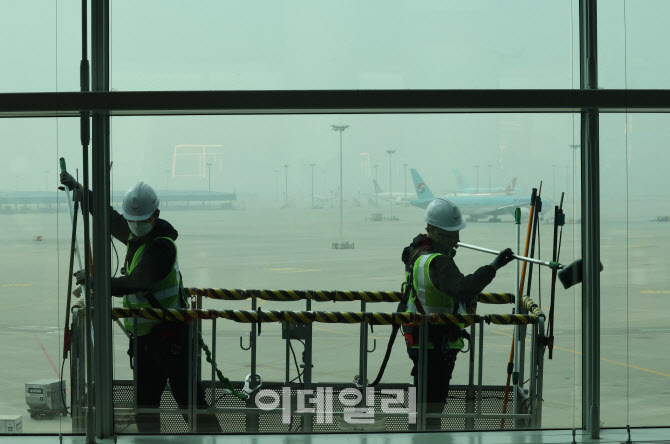 인천공항, '외벽 청소 깨끗하게'                                                                                                                                                          