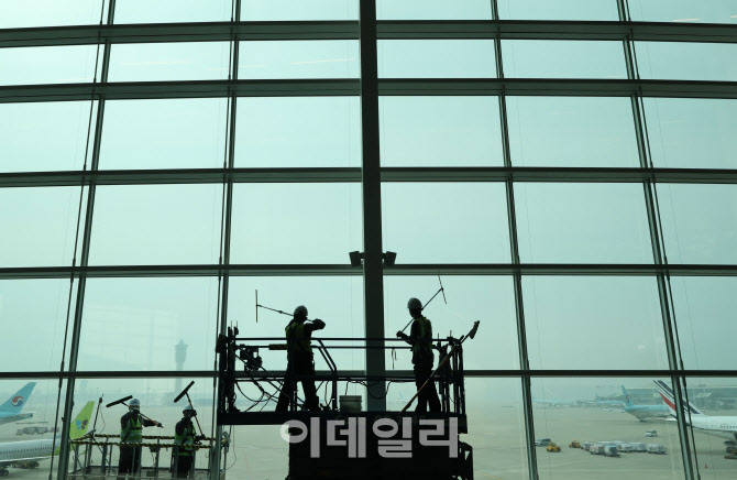 인천공항, '봄맞이 외부 유리 벽 물청소'                                                                                                                                                  