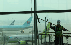 [포토]인천공항, '봄맞이 외벽 청소'                                                                                                                                                            