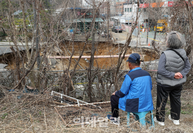  사고현장 살펴보는 주민                                                                                                                                                                           