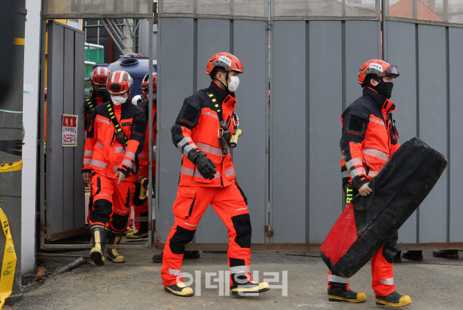  철수하는 인명구조대원들                                                                                                                                                                          