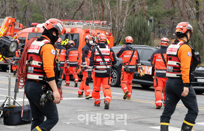  철수하는 119 인명구조대원들                                                                                                                                                                      