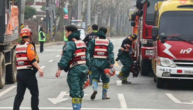 싱크홀 매몰 30대 사망…“우리 아기 어떡해” “명복을 빕니다” 눈물