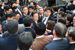 [포토]의원들과 인사하는 '전부 무죄' 이재명 민주당 대표                                                                                                                                        
