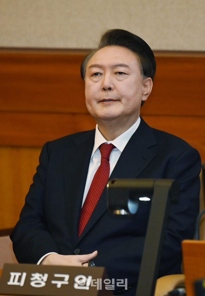 尹탄핵심판 선고, 이번주도 아니다…'4월 선고' 무게