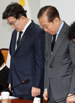 [포토]산불 희생자 추모 묵념하는 권영세-권성동                                                                                                                                                           