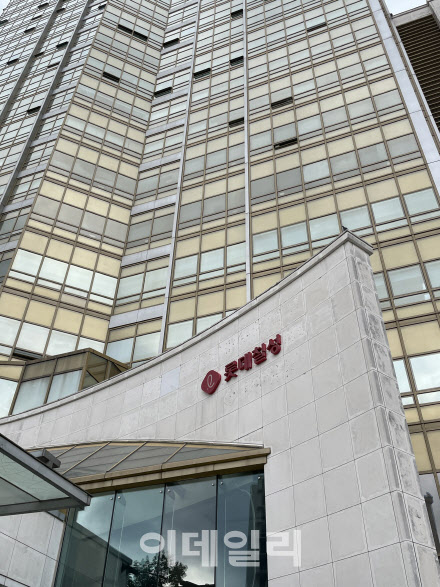 롯데칠성, '건기식' 빅썸바이오 지분 더 샀네...시너지 "글쎄" - 뉴스 썸네일 이미지