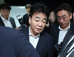 주총장 빠져나가는 백종원 대표                                                                                                                                                                           