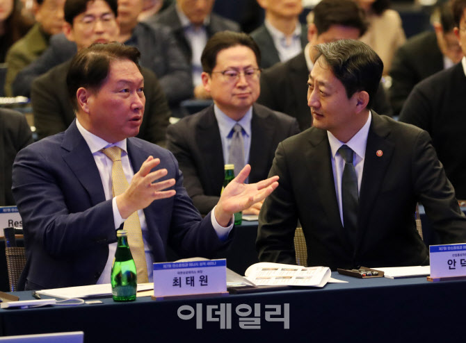  대화나누는 안덕근 장관과 최태원 회장                                                                                                                                                             