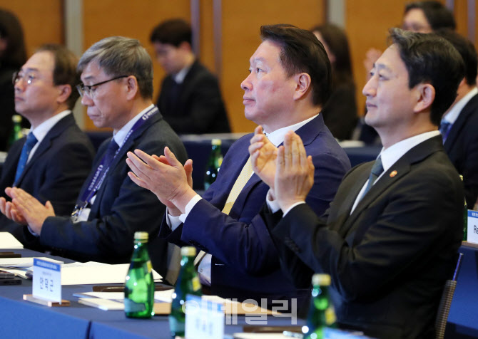  탄소중립 세미나 참석한 안덕근 장관과 최태원 회장                                                                                                                                                 