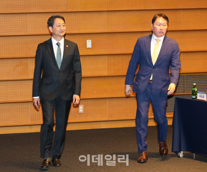  세미나 입장하는 안덕근 장관과 최태원 회장                                                                                                                                                        