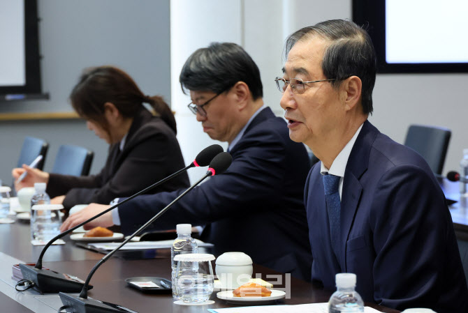 반도체 산업 현장방문한 한덕수 권한대행                                                                                                                                                            