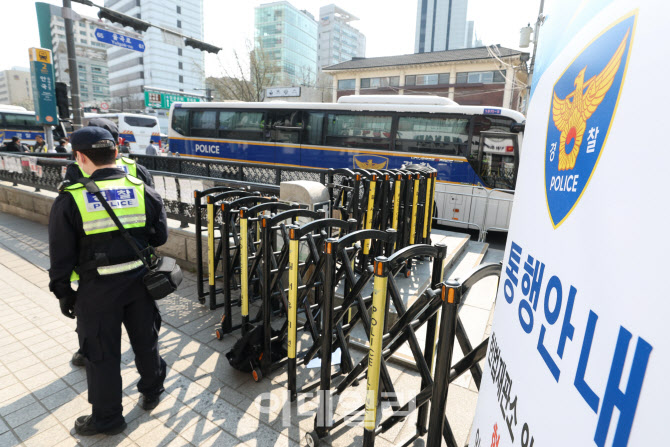 안국역 출구 통제                                                                                                                                                                                  