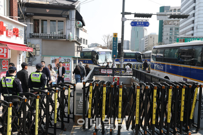 굳게 닫힌 안국역 헌재 방향 출구                                                                                                                                                                   