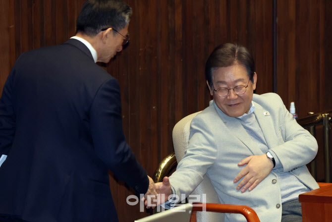 본회의, '악수하는 이재명-정성호'                                                                                                                                                        