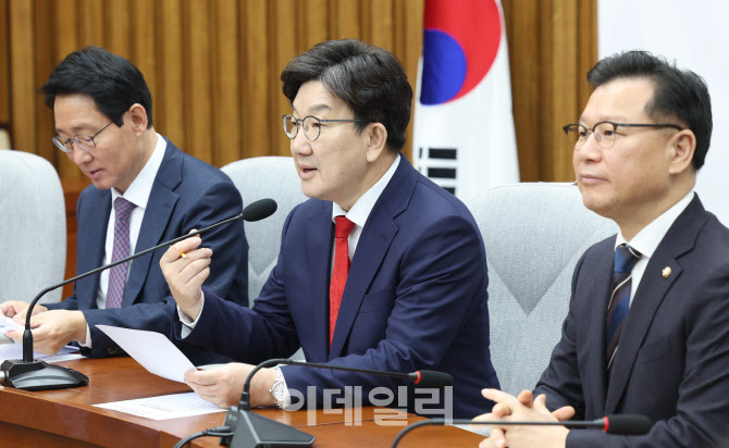 권성동, '한덕수...국민의힘 경선 출마 안해'                                                                                                                                              