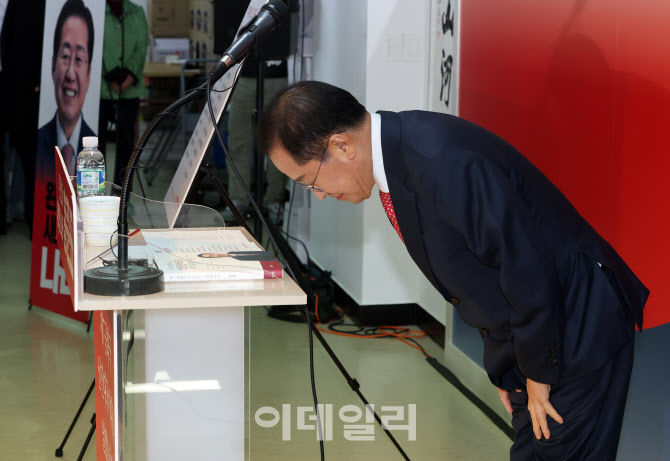 인사하는 홍준표                                                                                                                                                                                   