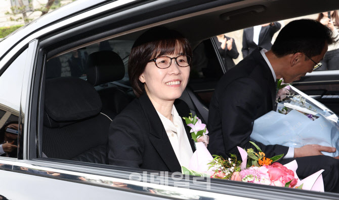 이미선 재판관, 헌재 떠나며 미소                                                                                                                                                                   