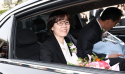 [포토]이미선 재판관, 헌재 떠나며 미소                                                                                                                                                                   