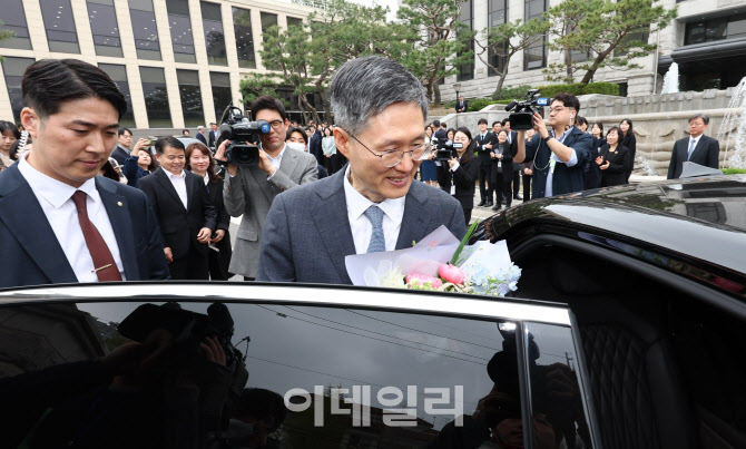 퇴임행사 마친 문형배 헌재소장 권한대행                                                                                                                                                            