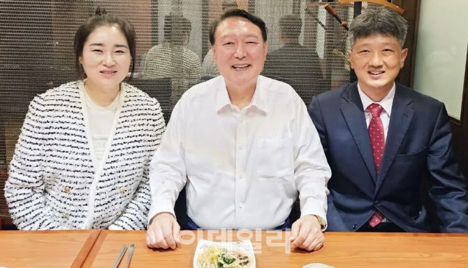 尹, 사저정치 시동거나…'윤어게인 신당' 주역들과 회동