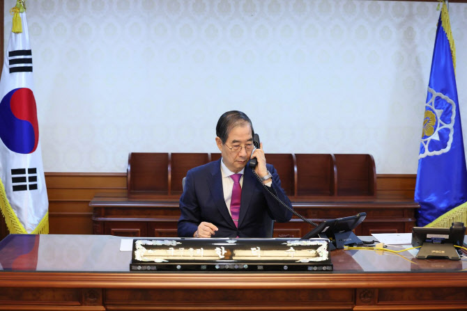 韓대행, 대선출마 묻자 "노 코멘트…아직 결정 안내려"