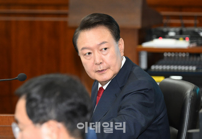 재판장 둘러보는 윤석열 전 대통령                                                                                                                                                                  