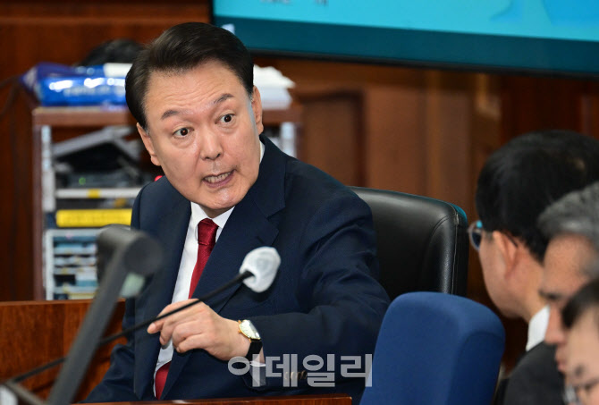 윤석열 전 대통령 변호인과 대화                                                                                                                                                                    