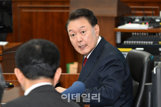 변호인과 대화하는 윤석열 전 대통령                                                                                                                                                                