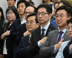 [포토] 국민의례하는 김동연, 김경수 후보                                                                                                                                                                 