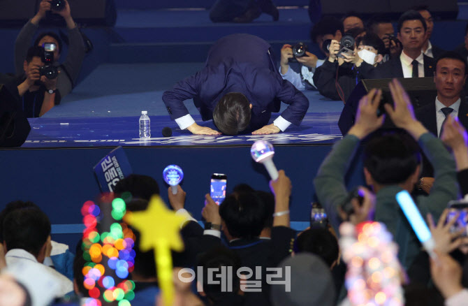 민주당 대선후보, '큰절하는 이재명'                                                                                                                                                      