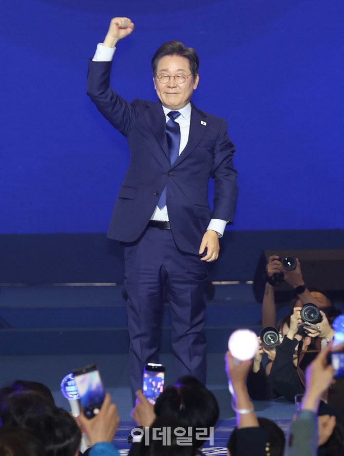 이재명, '압도적 지지로 대선 후보에 선출'                                                                                                                                                