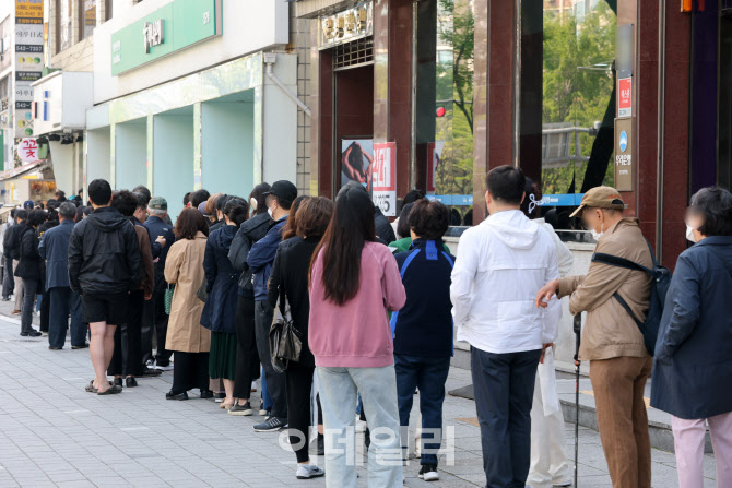 SKT 유심 무상 교체 시작 첫날, '오픈런' 해도 물량부족으로 속타는 고객들                                                                                                                  