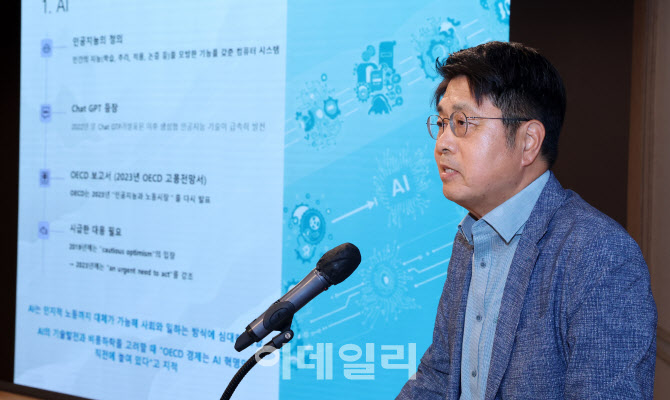 기조발제하는 조준모 성균관대학교 경제학과 교수                                                                                                                                                    