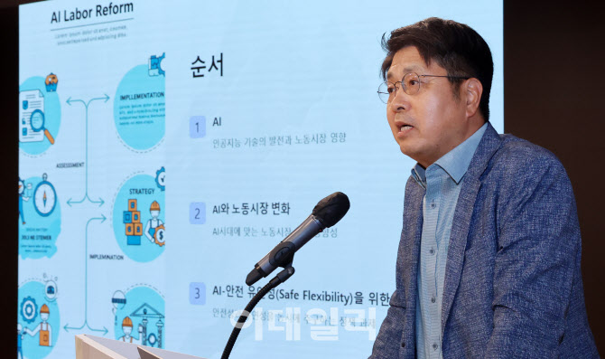 좋은 일자리 포럼에서 기조발제하는 조준모 성균관대학교 경제학과 교수                                                                                                                               