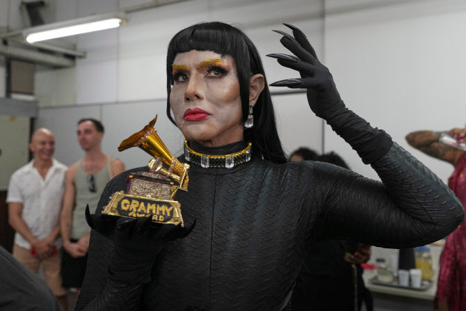  "레이디 가가 닮았어?"                                                                                                                                                                  