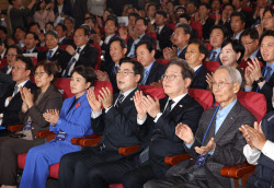 [포토]대선 중앙선대위 출범식, '박수치는 이재명-윤여준-박찬대'                                                                                                                                 