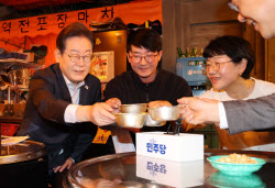 [포토]이재명, '탄산음료로 건배'                                                                                                                                                               