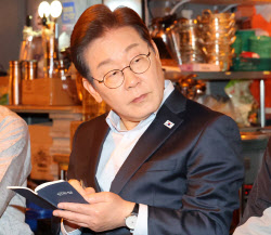 李 대선 승리시 재판 지속 될까…민주 &quot;입법으로 막을 것&quot;