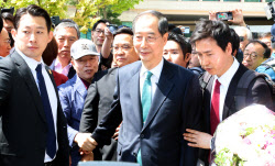 [포토]대선 출마 선언 마친 한덕수                                                                                                                                                                        