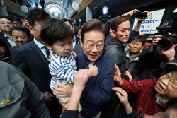 李, 파기환송에도 “난 내 갈 길 간다”…접경지역 민심 살펴