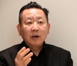 김정숙 여사 옷을 디자인했을 뿐인데…모든 게 막혔다