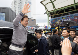 속초 찾은 이재명 &quot;리더 잘 뽑으면 위기 극복&quot;
